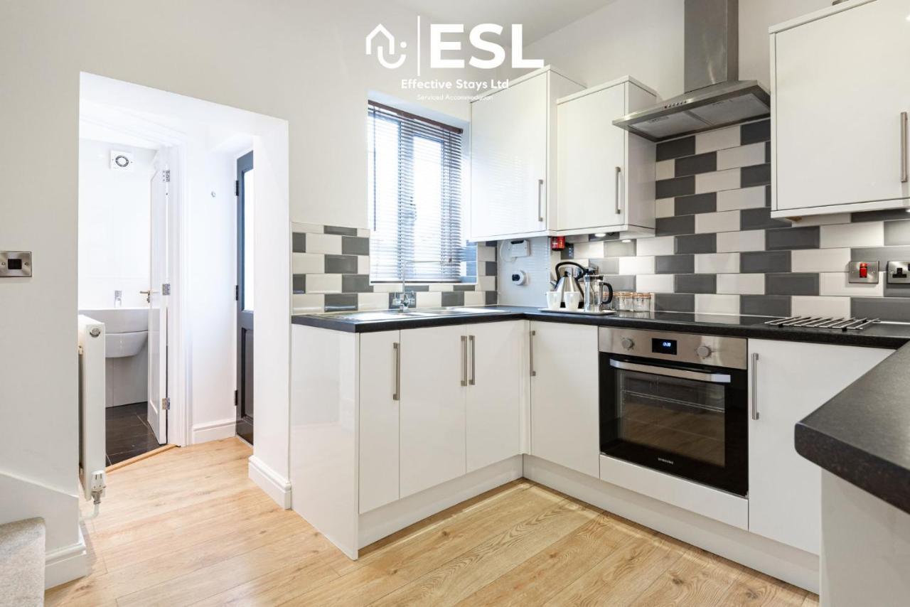 2 Bedroom Terrace Cottage, Parking, 5 Minutes Drive To Royal Shrewsbury Hospital Екстер'єр фото